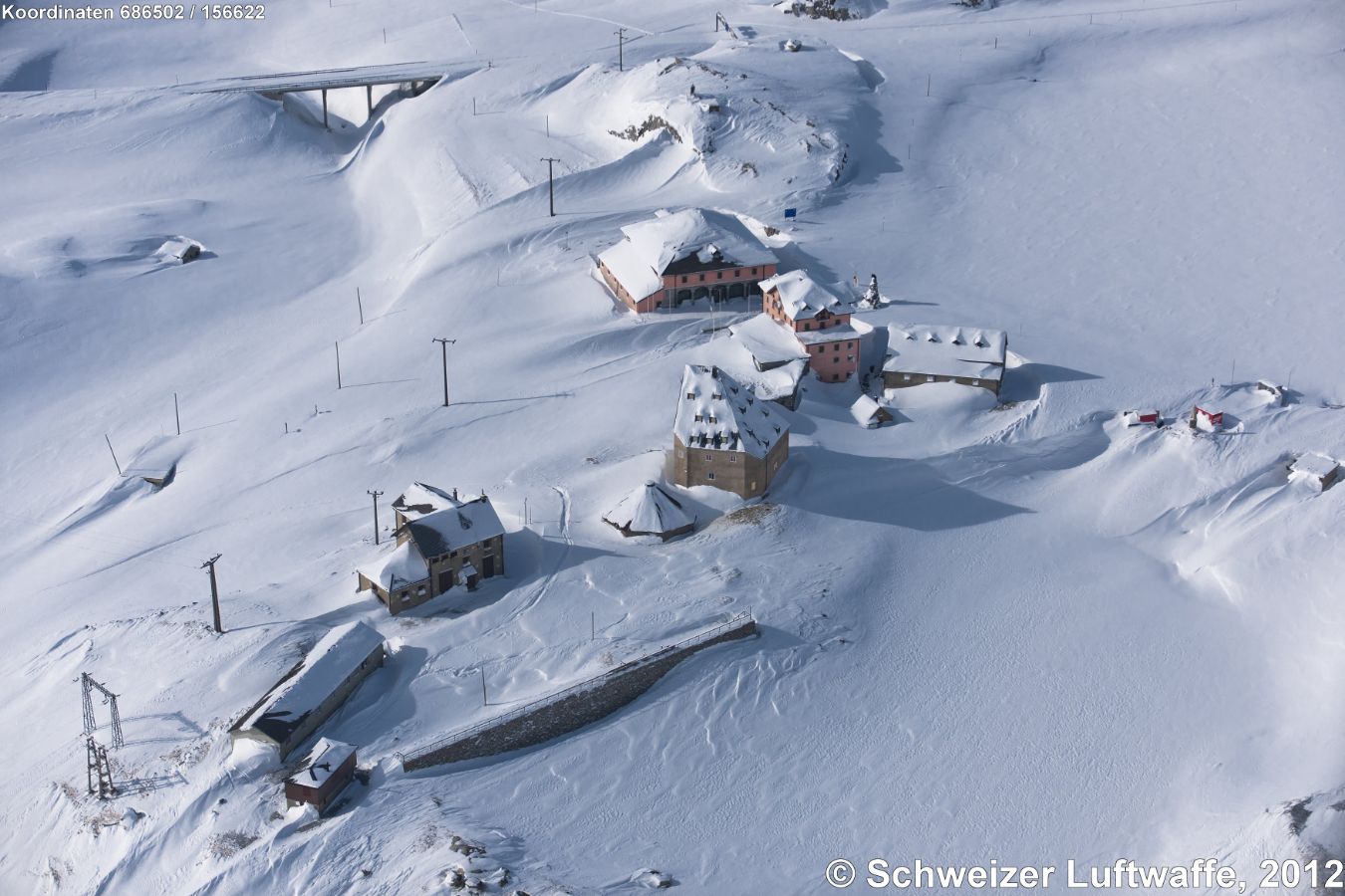 Gotthard Hospiz , Blick gegen Westen Richtung Piz Fibbia. Alte Sust mit Restaurant und Gotthardmuseum; Mitte: Ristaurante Monte Prosa, daneben: Gruppenunterkünfte; Gebäude mit hohem Dach: Il vecchio Ospizio (restauriert von Miller & Maranta, 2008-2010); links: Altes Hospiz mit Personalunterkünften.